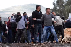 Người biểu tình Palestine đụng độ với binh sĩ Israel tại làng Kufr Qadoom, gần thành phố Nablus, Bờ Tây, ngày 15/3/2019. (Ảnh: THX/ TTXVN)