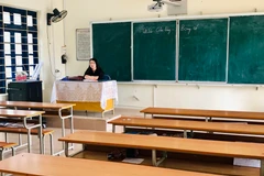 Giáo viên bộ môn Ngữ Văn đang ngồi chờ học sinh đến lớp. (Ảnh: Trung Nguyên/TTXVN)