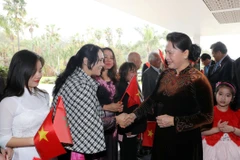 Đại diện kiều bào Việt Nam đón Chủ tịch Quốc hội Nguyễn Thị Kim Ngân ở sân bay quốc tế Rabat Salle, thủ đô Rabat. (Ảnh: Trọng Đức/TTXVN)