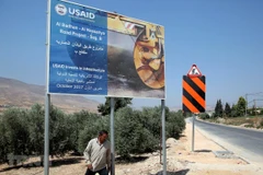 Biển báo của Cơ quan Phát triển Quốc tế của Mỹ (USAID) tại làng al-Badhan, phía bắc Nablus, Bờ Tây, ngày 25/8/2018. (Ảnh: AFP/ TTXVN)