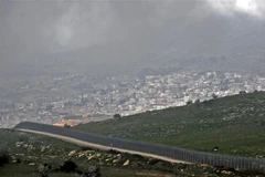 Hàng rào ngăn cách khu vực Cao nguyên Golan do Israel chiếm đóng, gần thị trấn Majdal Shams, với Syria, ngày 25/3/2019. (Ảnh: AFP/ TTXVN)