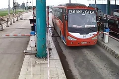 Xe chống đối thu phí tại Trạm BOT Mỹ Lộc. (Ảnh cắt từ clip) 