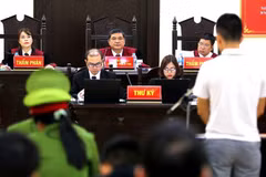 Chủ tọa phiên tòa Nguyễn Vinh Quang xét hỏi các bị cáo. (Ảnh: Trung Kiên/TTXVN)