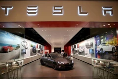 Ôtô của hãng Tesla được giới thiệu tại cửa hàng ở Miami, Florida, Mỹ. (Ảnh: AFP/ TTXVN)