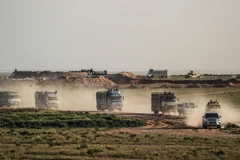 Xe tải chở người dân rời làng Baghouz, tỉnh Deir Ezzor, Syria, ngày 25/2/2019. (Ảnh: AFP/ TTXVN)
