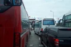 Xe ôtô xếp hàng tại trạm thu phí Ninh Lộc, thị xã Ninh Hòa. (Ảnh chụp khoảng 12 giờ). (Ảnh: Phan Sáu/TTXVN)