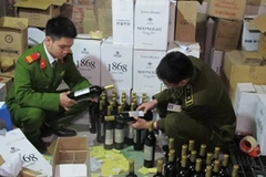 Rượu giả bị lực lượng liên ngành 127 Hà Nội thu giữ. (Ảnh: Đức Duy/Vietnam+)