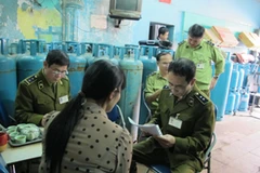 Lực lượng QLTT Hà Nội kiểm tra việc kinh doanh Gas trên địa bàn (Ảnh: Đức Duy/Vietnam+)