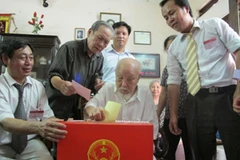 "Đại lão" cử tri 110 tuổi vẫn minh mẫn khi bỏ phiếu (Ảnh: Duy Minh)