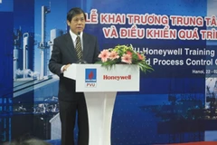 Ông Lê Phước Hảo, Hiệu trưởng trường Đại học dầu khí phát biểu tại buổi thành lập trung tâm đào tạo tự động hóa. (Ảnh: Đức Duy/Vietnam+)