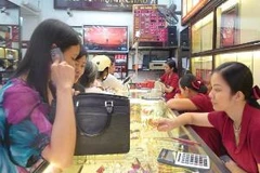 Giao dịch khởi sắc ngày đầu tuần (Ảnh: Đức Duy/Vietnam+)