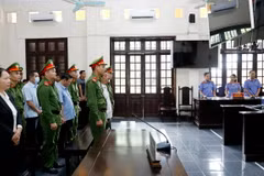 Các bị cáo bị tuyên án trong phiên tòa xét xử sơ thẩm. (Ảnh: Quốc Khánh/TTXVN)