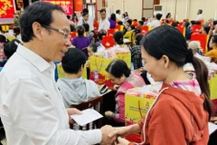 Bí thư Thành ủy Thành phố Hồ Chí Minh Nguyễn Văn Nên trao quà Tết cho hộ nghèo, gia đình khó khăn, công nhân hoàn cảnh khó khăn tại Đồng Nai. (Ảnh: Lê Xuân/TXVN)