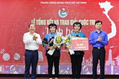 Ông Vy Tư Liệu, Vụ trưởng Vụ Đoàn thể Nhân dân, Ban Dân vận Trung ương, Bí thư Trung ương Đoàn Nguyễn Minh Triết trao giải Nhất cho thí sinh Lồ Phà Tú Anh, trường THPT Số 1 huyện Mường Khương, tỉnh Lào Cai với tác phẩm: “Trang phục truyền thống của người Bố Y.” (Ảnh: Minh Đức/TTXVN)