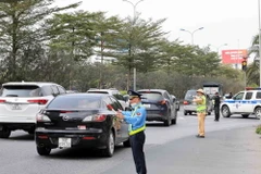 Lực lượng chức năng lập "hàng rào sống" phân luồng, điều tiết giao thông tại cao tốc Pháp Vân-Cầu Giẽ hướng vào trung tâm Hà Nội. (Ảnh: Phạm Kiên/TTXVN)