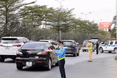 Lực lượng chức năng lập "hàng rào sống" phân luồng, điều tiết giao thông tại cao tốc Pháp Vân-Cầu Giẽ hướng vào trung tâm Hà Nội. (Ảnh: Phạm Kiên/TTXVN)