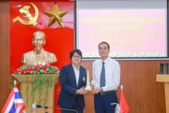 Hội Nhà báo tỉnh Vĩnh Phúc tặng quà lưu niệm cho Hội Nhà báo Thái Lan. (Ảnh: Nguyễn Thảo/TTXVN)