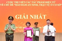 Nhóm tác giả của TTXVN đạt giải Nhất với tác phẩm "Để Tây Nguyên bình yên và phát triển." (Ảnh: TTXVN phát)