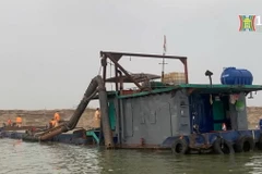 Cảnh sát Giao thông lập biên bản, tạm giữ phương tiện và hàng hóa về Công an huyện Ba Vì, Hà Nội, để điều tra, làm rõ. (Nguồn: Đài Phát thanh và Truyền hình Hà Nội)