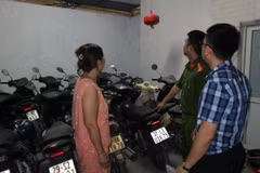 Lực lượng chức năng kiểm tra khu vực để xe tại một cơ sở kinh doanh cho thuê trọ. (Ảnh: Mạnh Khánh/TTXVN)