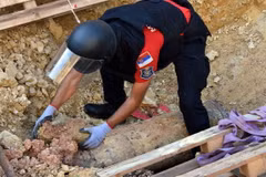 Một sỹ quan cảnh sát đặc nhiệm đứng gần một quả đạn pháo chưa nổ nặng 300kg từ Thế chiến thứ nhất tại một công trường xây dựng gần Tòa nhà Quốc hội Serbia ở Belgrade. (Nguồn: Reuters)