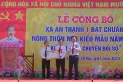 Phó Chủ tịch UBND tỉnh Sóc Trăng Vương Quốc Nam trao quyết định công nhận xã nông thôn mới kiểu mẫu cho xã An Thạnh 1, huyện Cù Lao Dung. (Ảnh: Tuấn Phi/TTXVN)