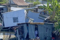 Hiện trường vụ sạt lở trên sông Cần Thơ Bé, đoạn qua phường Thuận Hưng, quận Thốt Nốt, thành phố Cần Thơ sáng 3/4 làm 3 ngôi nhà bị sụp xuống sông. (Ảnh: TTXVN phát)