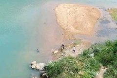Hiện trường nơi phát hiện thi thể nam học sinh bị đuối nước tử vong. (Nguồn: báo Lào Cai)