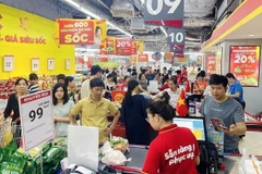 Người dân mua sắm hàng hóa tại siêu thị Winmart. (Ảnh: Trần Việt/TTXVN)