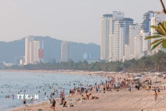 Biển Nha Trang thu hút đông du khách. (Nguồn: TTXVN)