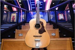 Cây đàn guitar acoustic Hootenanny 12 dây Framus đã thất lạc từ lâu của John Lennon được trưng bày ở London trước khi được bán đấu giá. (Nguồn: Indaily)