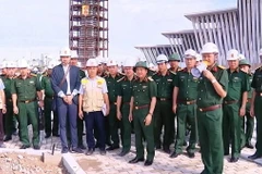 Thượng tướng Trịnh Văn Quyết kiểm tra các hạng mục đang được hoàn thiện của Bảo tàng Lịch sử Quân sự Việt Nam. (Ảnh: Hồng Pha/TTXVN phát)