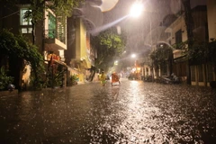 Phố Nguyễn Gia Thiều, quận Hoàn Kiếm có lúc ngập trên 40cm do mưa to. (Ảnh: Hoàng Hiếu - TTXVN)