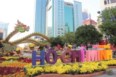 Linh vật Rồng ở cổng kết gắn với biểu tượng Thành phố mang tên Bác. (Ảnh: Mỹ Phương/TTXVN)