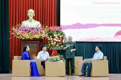 Giao lưu với Đại tá Trần Thịnh Tần (đứng), Trưởng Ban Liên lạc Chiến sỹ Điện Biên Phủ tại Thành phố Hồ Chí Minh, nguyên Cục trưởng Cục Quân nhu, Tổng cục Hậu cần, QĐND Việt Nam. (Ảnh: Hồng Giang/TTXVN)