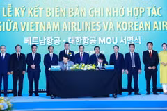 Thủ tướng Phạm Minh Chính chứng kiến Lễ ký biên bản ghi nhớ hợp tác giữa Vietnam Airlines và Korean Air. (Ảnh: Dương Giang/TTXVN)