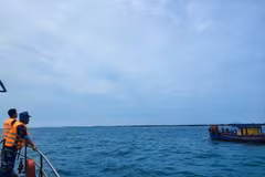 Các lực lượng chức năng và người dân địa phương triển khai tìm kiếm hai ngư dân mất tích. (Ảnh minh họa: TTXVN phát)