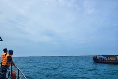 Các lực lượng chức năng và người dân địa phương triển khai tìm kiếm hai ngư dân mất tích. (Ảnh minh họa: TTXVN phát)