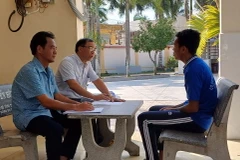 Một học viên (phải) trốn trại cai nghiện ma túy tại Sóc Trăng tình nguyện trở về trại. (Ảnh: Trung Hiếu/TTXVN)