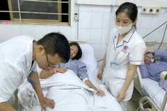 Nhân viên y tế chăm sóc nạn nhân. (Ảnh: TTXVN phát)