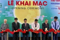 Các đại biểu thực hiện nghi thức khai mạc chuỗi Hội chợ triển lãm. (Ảnh: Mỹ Phương/TTXVN)