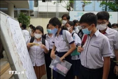 Thí sinh xem sơ đồ phòng thi. (Ảnh: Thu Hoài/TTXVN)