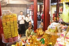 Du khách dâng lễ tại Đền Bà Chúa Kho. (Ảnh: Thanh Thương/TTXVN)