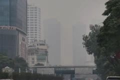 Các toà nhà cao tầng tại đường Nguyễn Chí Thanh, Thủ đô hà Nội, mờ ảo trong lớp sương mù. (Ảnh: Tuấn Đức/TTXVN)