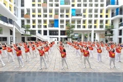 Phụ nữ quận Đống Đa tham gia đồng diễn dân vũ. (Ảnh: TTXVN phát)