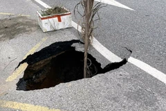 Hiện trường hố tử thần trên Quốc lộ 18, đoạn qua phường Đại Yên, thành phố Hạ Long, tỉnh Quảng Ninh. (Ảnh: TTXVN phát)
