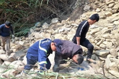 Lực lượng cứu nạn cứu hộ Công an tỉnh Hà Giang tìm kiếm thi thể lái xe ôtô chở ximăng bị lật đổ chìm ở hồ thủy điện. (Ảnh: Minh Tâm/TTXVN)