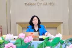 Bà Bùi Thị Minh Hoài, Ủy viên Bộ Chính trị, Bí thư Thành ủy, Trưởng đoàn Đại biểu Quốc hội thành phố Hà Nội chủ trì họp Ban Thường vụ Thành ủy. (Ảnh: TTXVN phát)