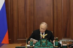 Tổng thống Nga Vladimir Putin làm việc tại văn phòng ở Điện Kremlin. (Ảnh: AFP/TTXVN)