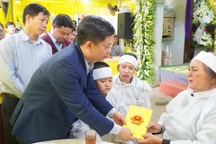 Phó Chủ tịch Thường trực UBND tỉnh Thừa Thiên-Huế Nguyễn Thanh Bình động viên gia đình chiến sỹ Công an hy sinh. (Nguồn: báo Thừa Thiên-Huế)